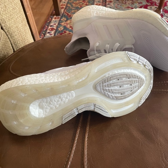 Adidas Ultraboost 22 - Picture 7 of 8